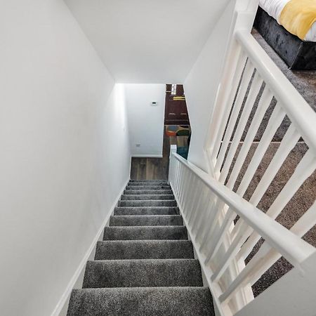 Lovely House In Dagenham / Barking With Free Parking, Wifi & Garden エクステリア 写真
