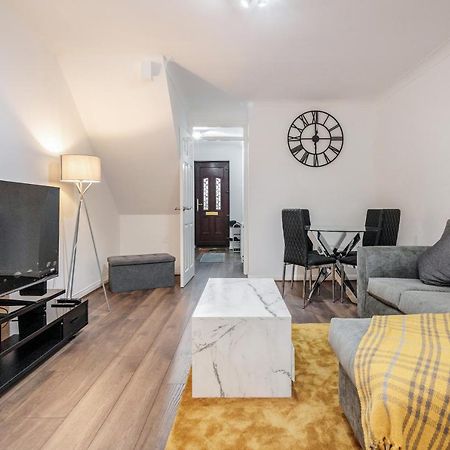 Lovely House In Dagenham / Barking With Free Parking, Wifi & Garden エクステリア 写真