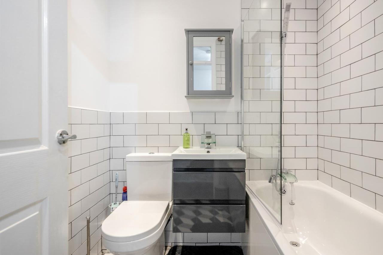 Lovely House In Dagenham / Barking With Free Parking, Wifi & Garden エクステリア 写真