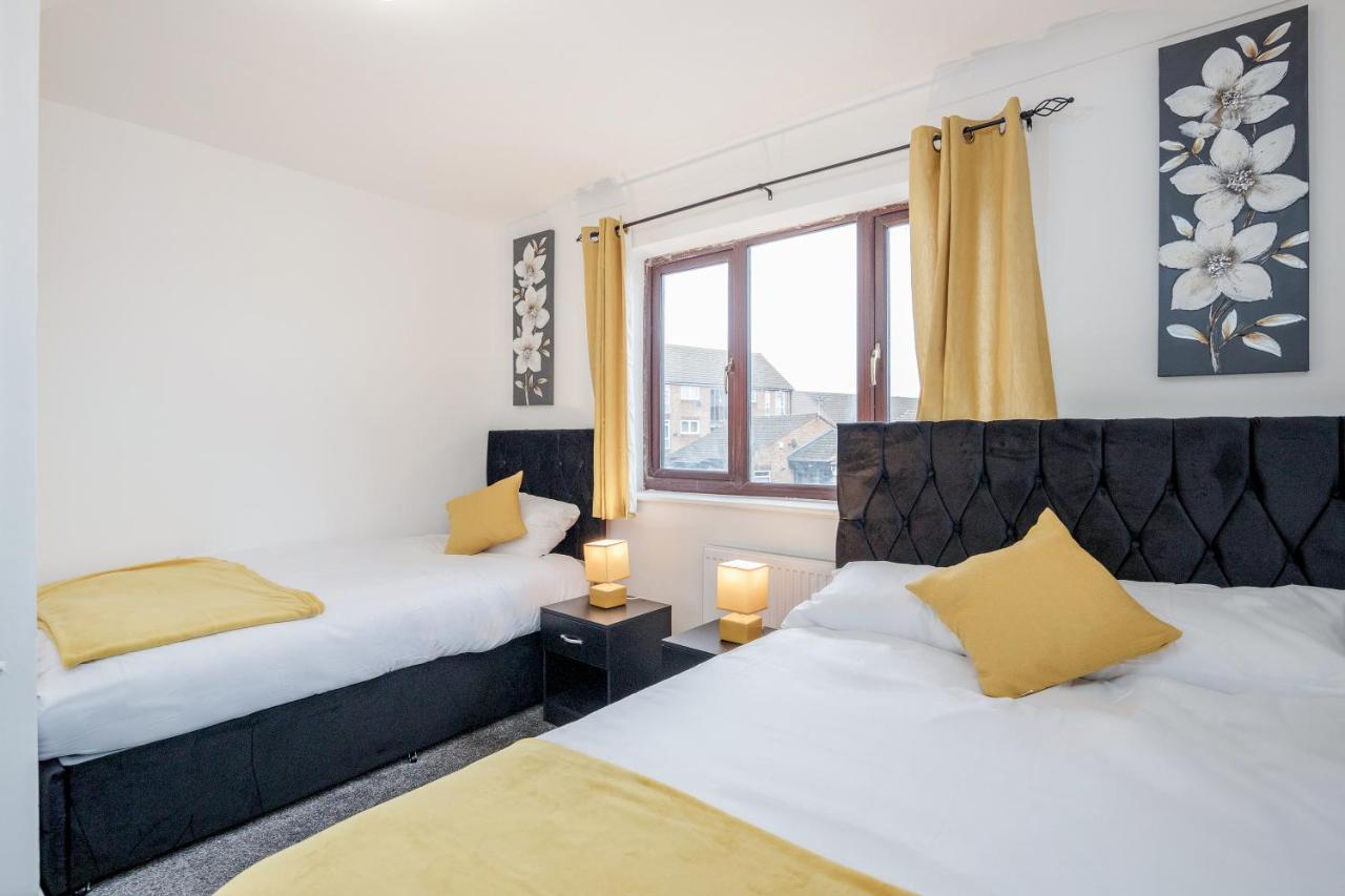 Lovely House In Dagenham / Barking With Free Parking, Wifi & Garden エクステリア 写真