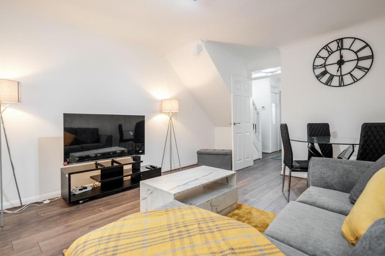 Lovely House In Dagenham / Barking With Free Parking, Wifi & Garden エクステリア 写真