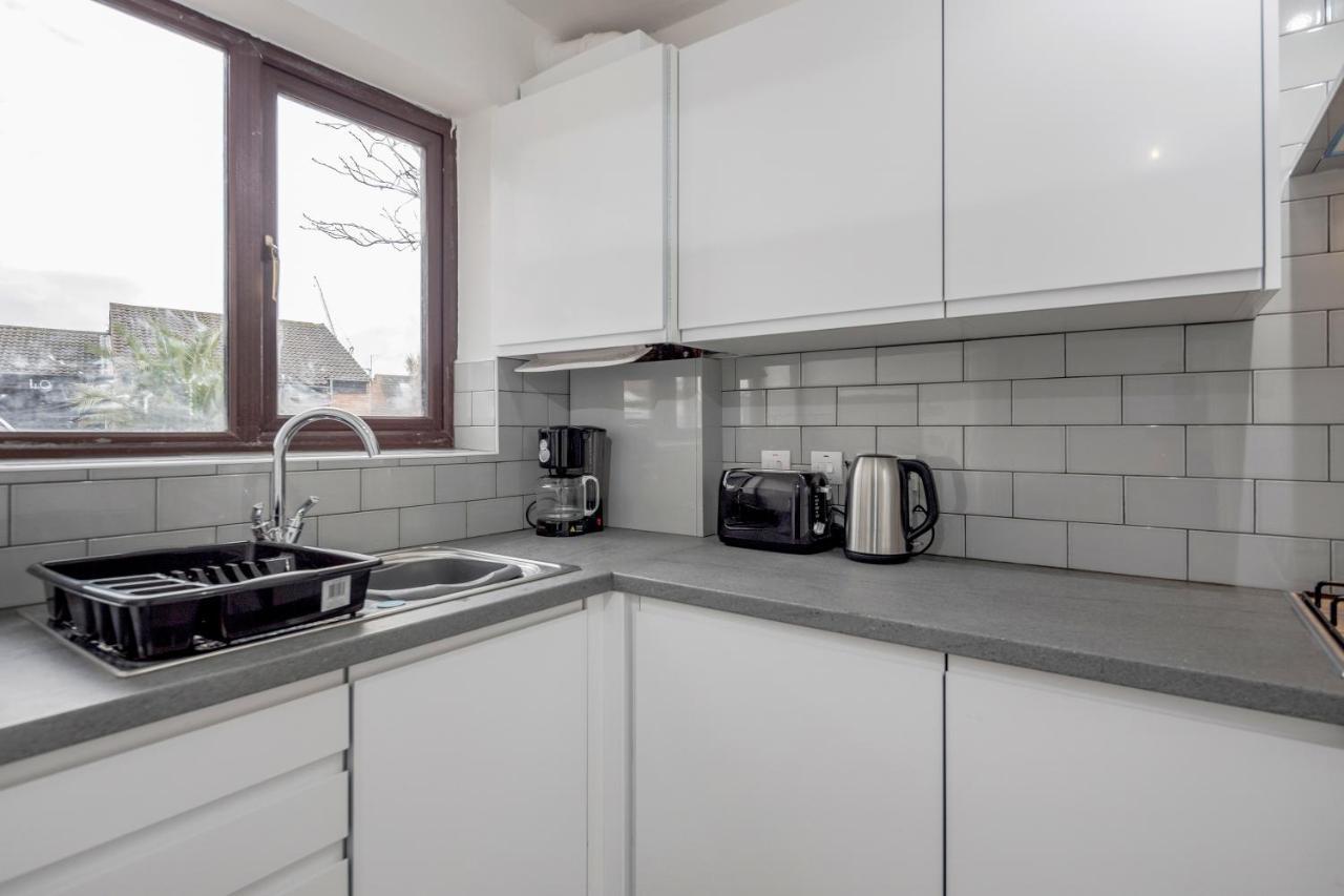 Lovely House In Dagenham / Barking With Free Parking, Wifi & Garden エクステリア 写真