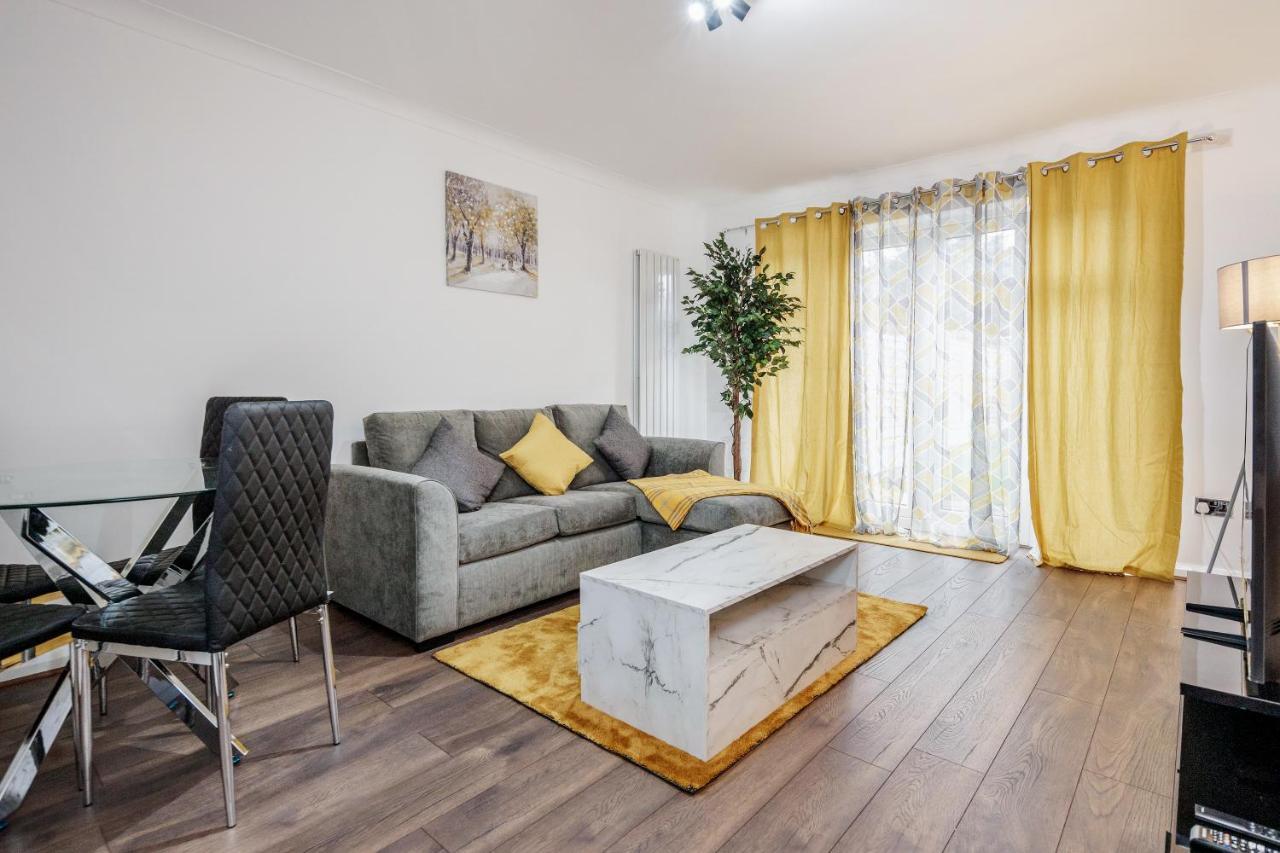 Lovely House In Dagenham / Barking With Free Parking, Wifi & Garden エクステリア 写真