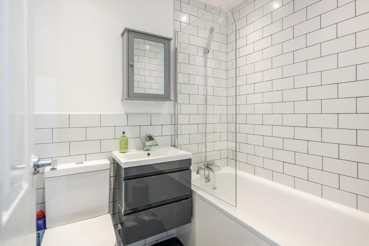 Lovely House In Dagenham / Barking With Free Parking, Wifi & Garden エクステリア 写真