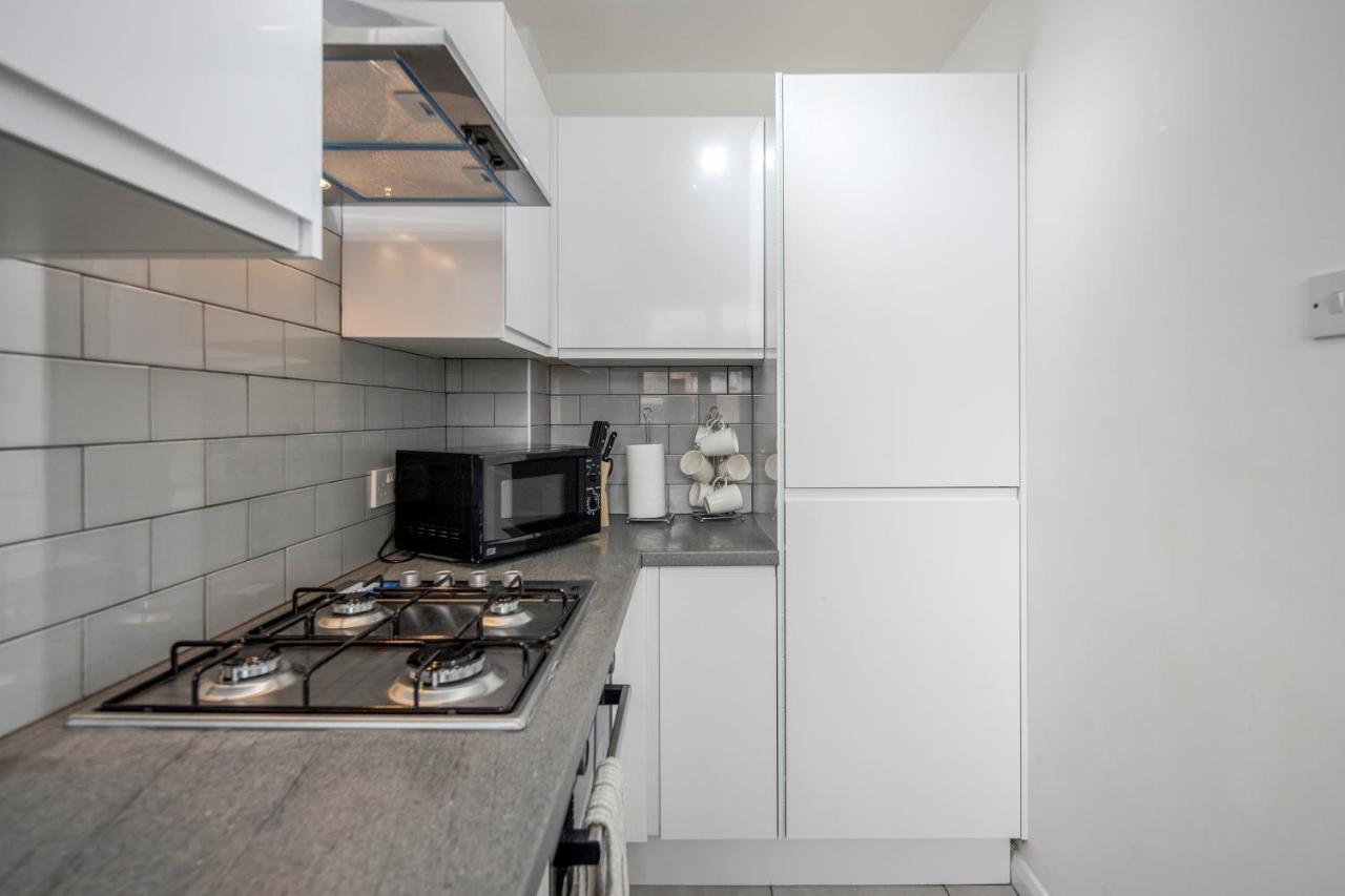 Lovely House In Dagenham / Barking With Free Parking, Wifi & Garden エクステリア 写真