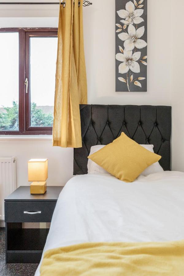 Lovely House In Dagenham / Barking With Free Parking, Wifi & Garden エクステリア 写真