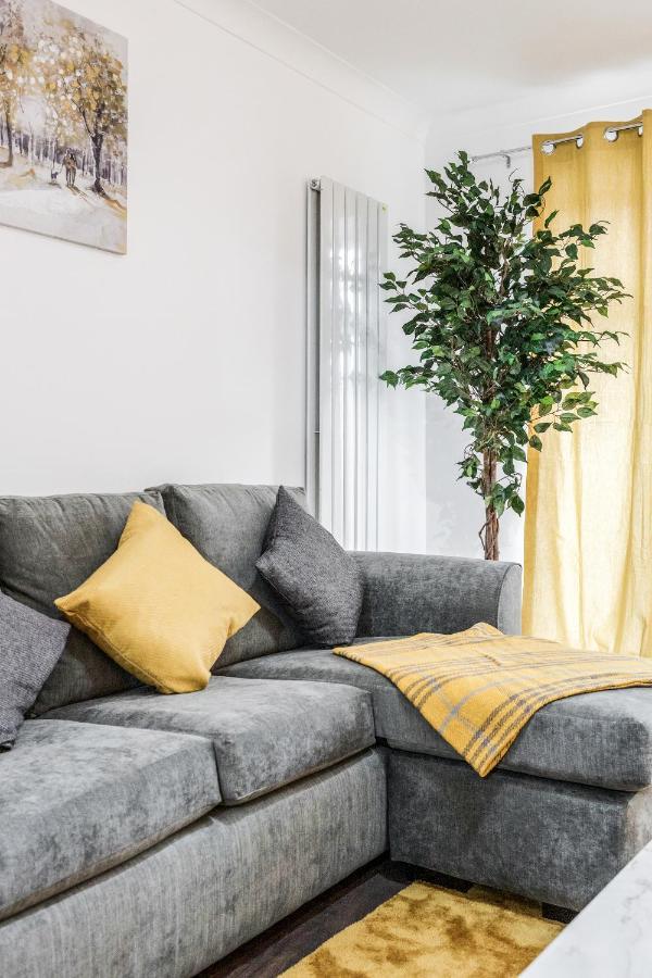 Lovely House In Dagenham / Barking With Free Parking, Wifi & Garden エクステリア 写真
