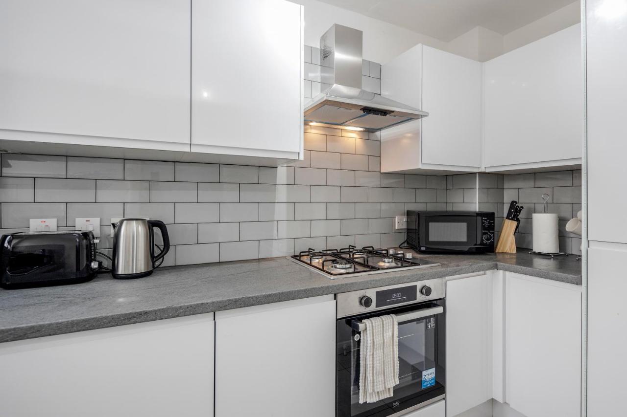 Lovely House In Dagenham / Barking With Free Parking, Wifi & Garden エクステリア 写真
