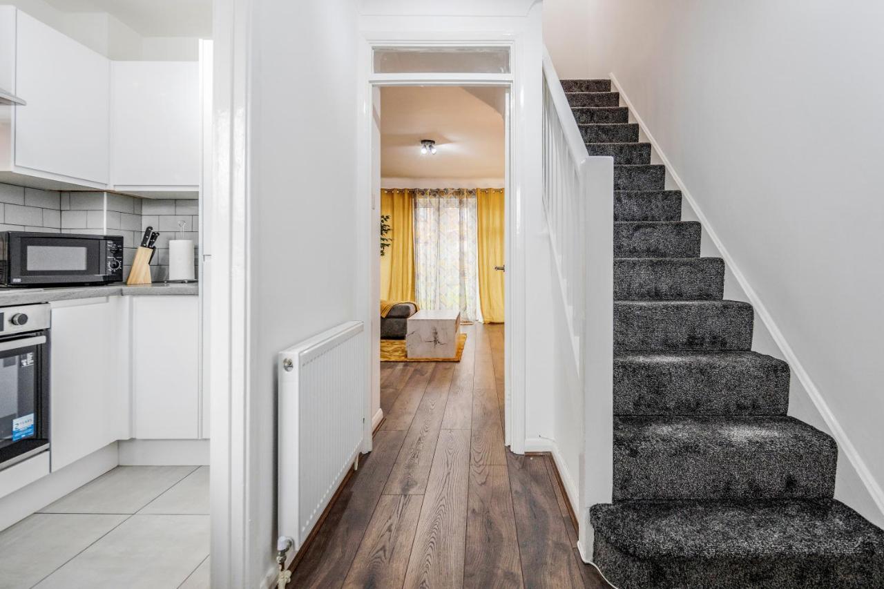 Lovely House In Dagenham / Barking With Free Parking, Wifi & Garden エクステリア 写真