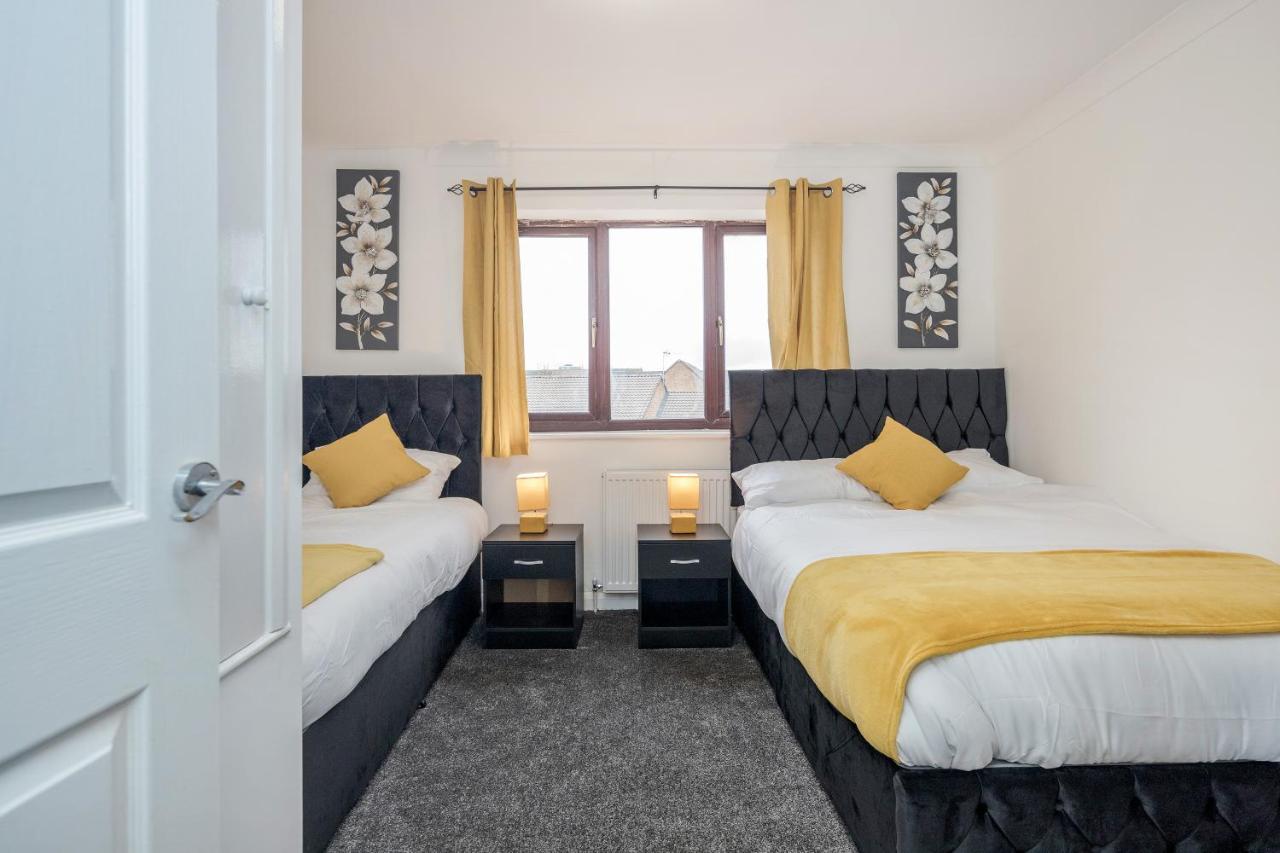 Lovely House In Dagenham / Barking With Free Parking, Wifi & Garden エクステリア 写真