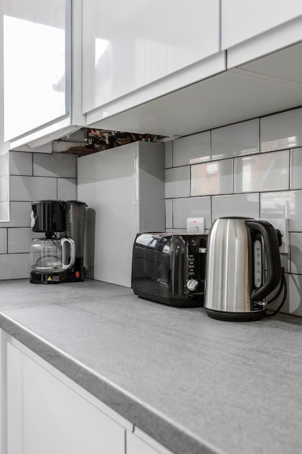 Lovely House In Dagenham / Barking With Free Parking, Wifi & Garden エクステリア 写真