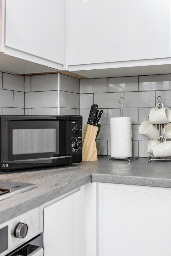 Lovely House In Dagenham / Barking With Free Parking, Wifi & Garden エクステリア 写真