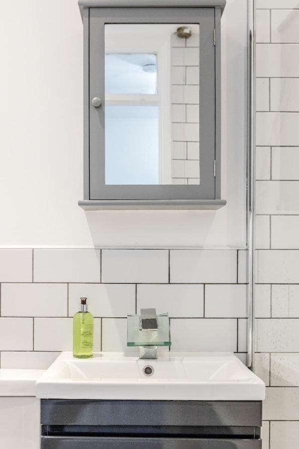 Lovely House In Dagenham / Barking With Free Parking, Wifi & Garden エクステリア 写真