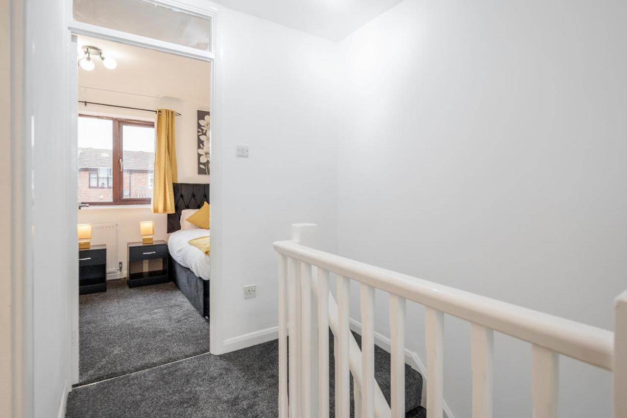 Lovely House In Dagenham / Barking With Free Parking, Wifi & Garden エクステリア 写真