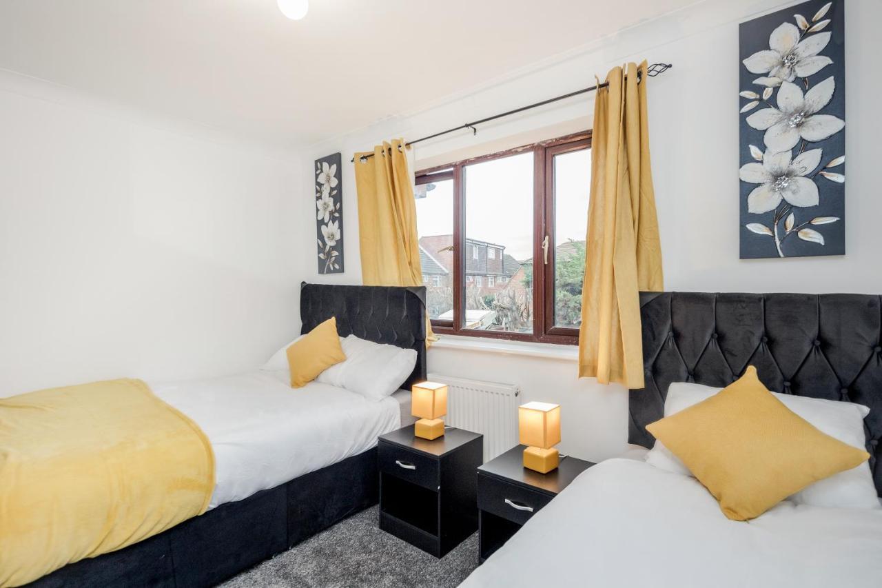 Lovely House In Dagenham / Barking With Free Parking, Wifi & Garden エクステリア 写真