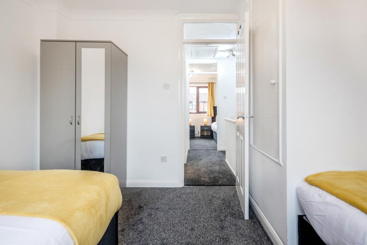 Lovely House In Dagenham / Barking With Free Parking, Wifi & Garden エクステリア 写真