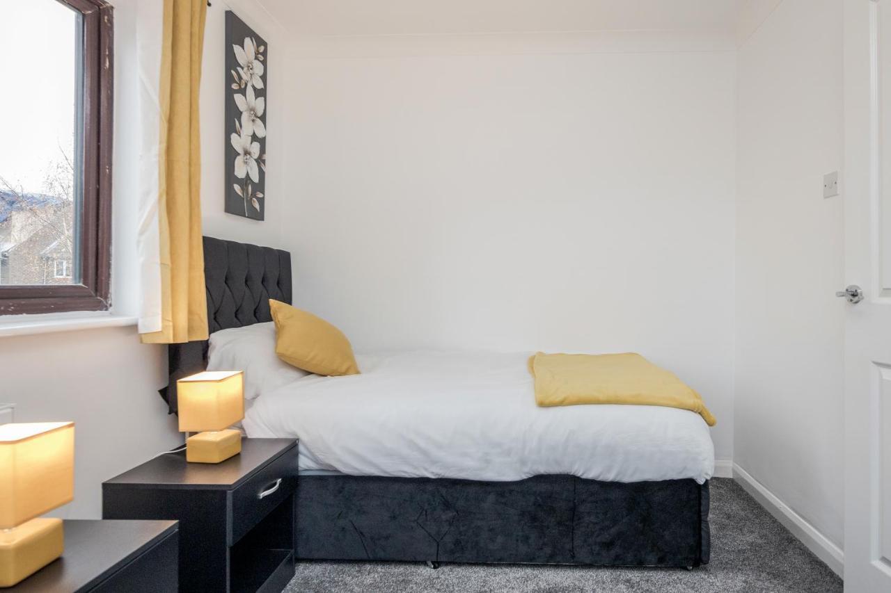 Lovely House In Dagenham / Barking With Free Parking, Wifi & Garden エクステリア 写真