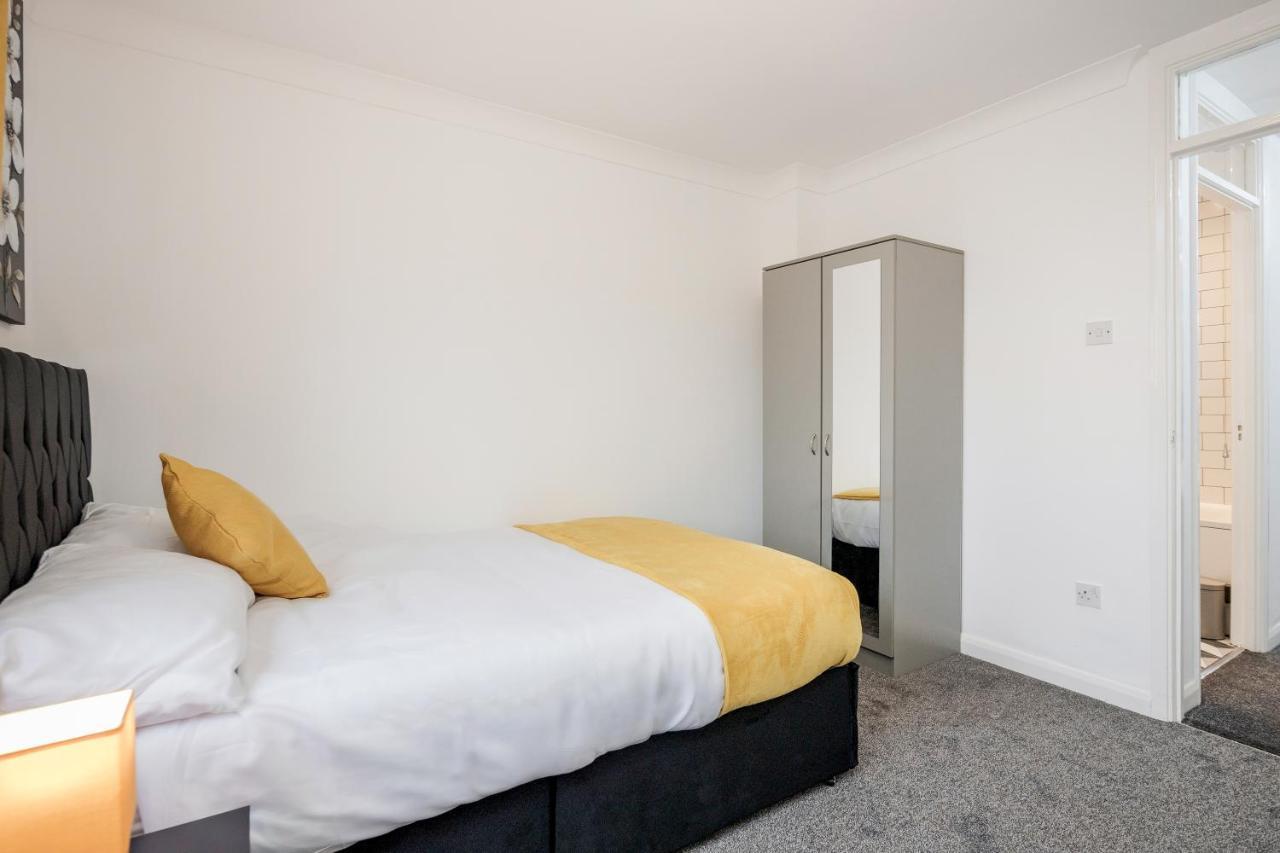 Lovely House In Dagenham / Barking With Free Parking, Wifi & Garden エクステリア 写真