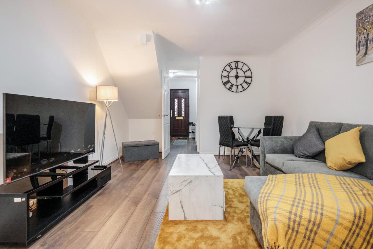 Lovely House In Dagenham / Barking With Free Parking, Wifi & Garden エクステリア 写真