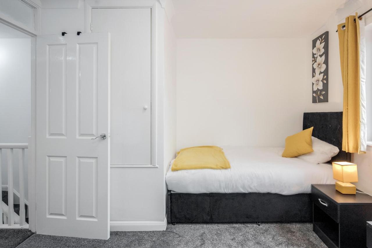 Lovely House In Dagenham / Barking With Free Parking, Wifi & Garden エクステリア 写真
