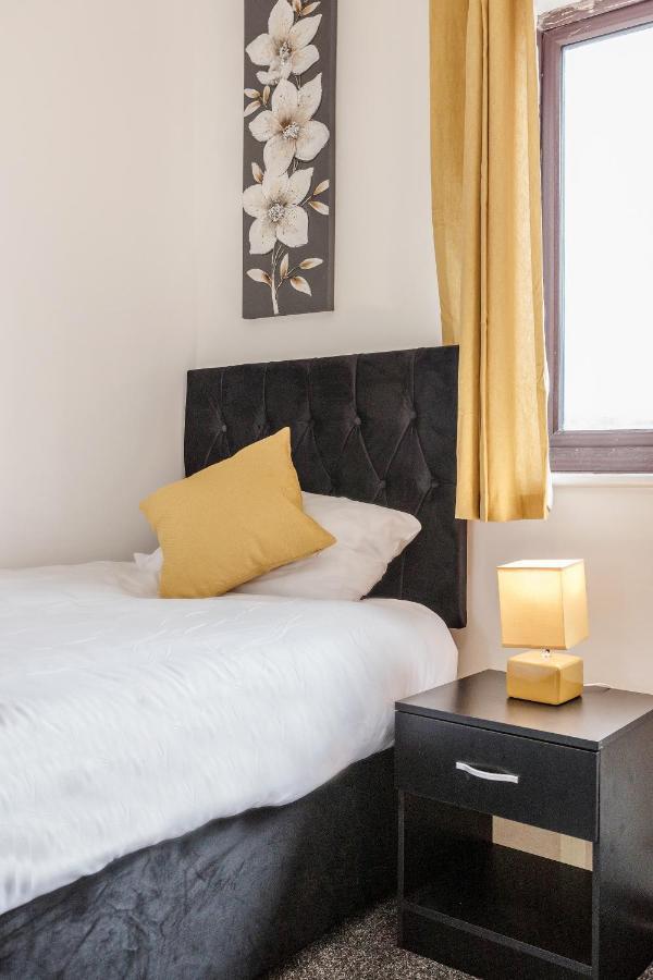 Lovely House In Dagenham / Barking With Free Parking, Wifi & Garden エクステリア 写真