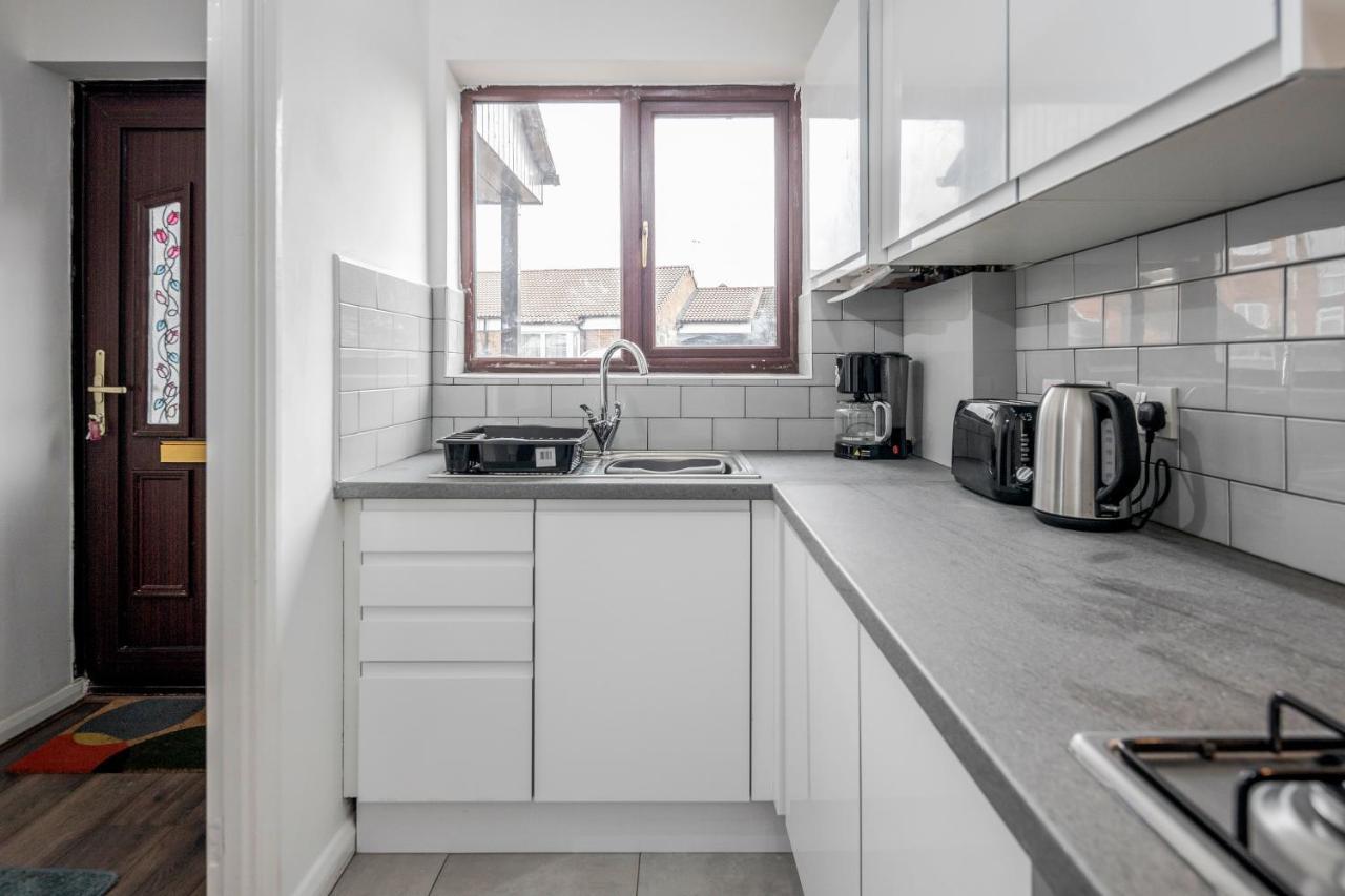 Lovely House In Dagenham / Barking With Free Parking, Wifi & Garden エクステリア 写真