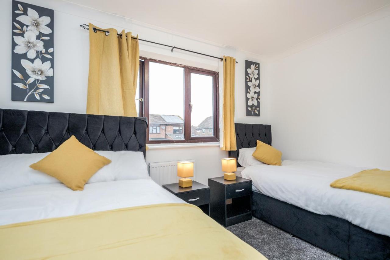 Lovely House In Dagenham / Barking With Free Parking, Wifi & Garden エクステリア 写真